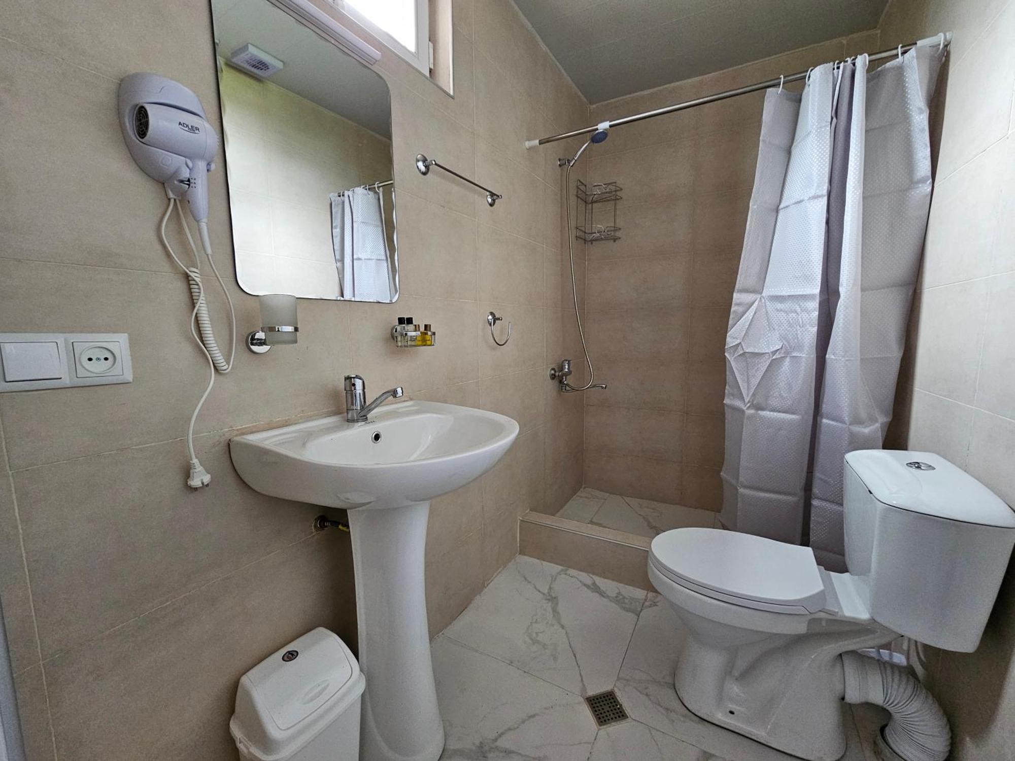 Hilltop Guest House 쿠타이시 외부 사진