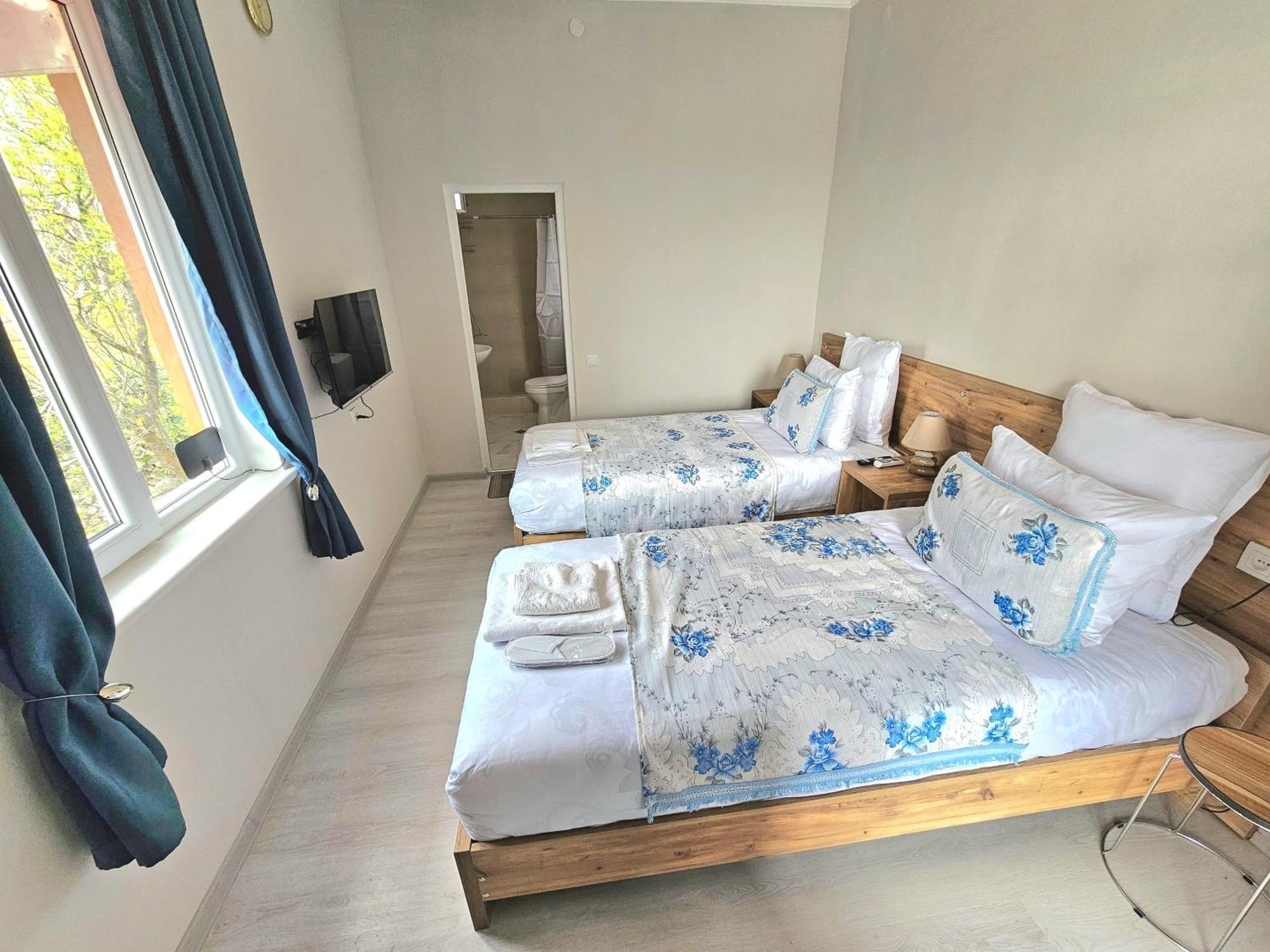 Hilltop Guest House 쿠타이시 외부 사진